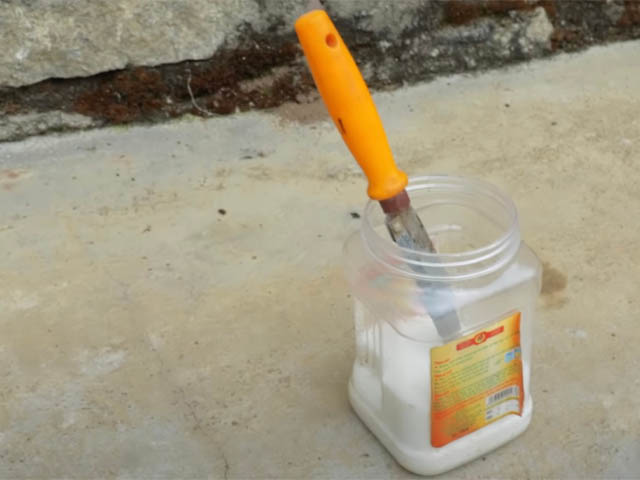 Cắm vật dụng bằng sắt xuống tới đáy hũ đường