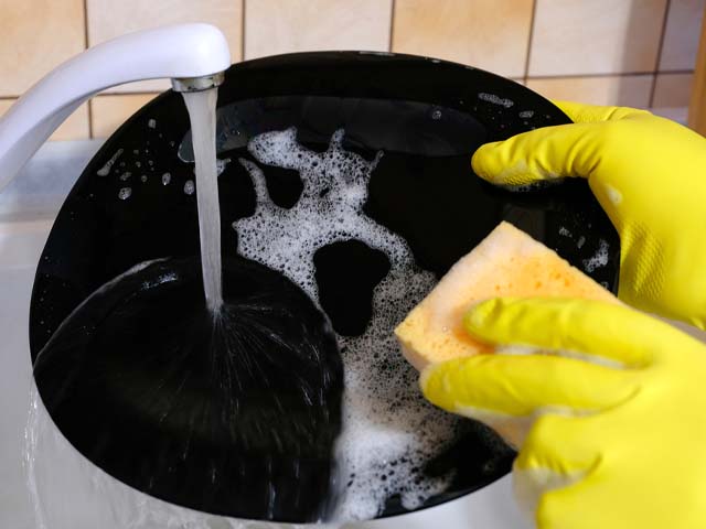 cách vệ sinh chảo gang bằng nước rửa chén
