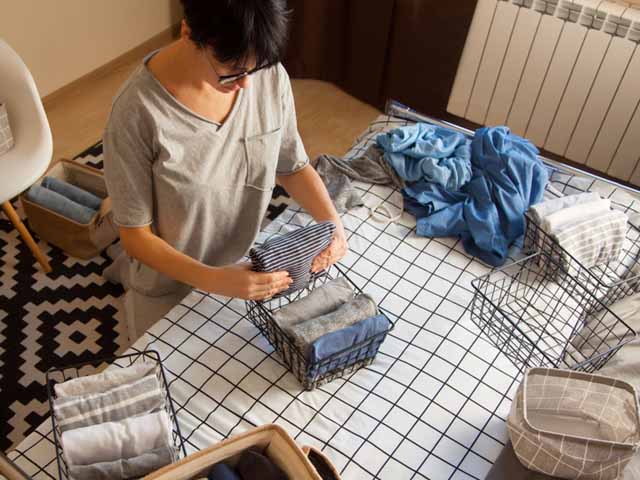 Sắm thêm những chiếc giỏ hay rổ để sắp xếp quần áo