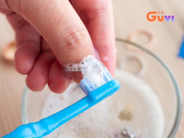Cách làm sáng trang sức inox bằng kem đánh răng