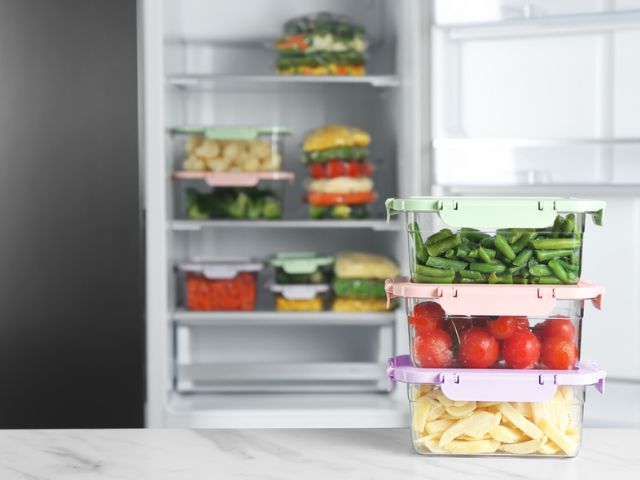 Sử dụng hộp đựng chuyên dụng để sắp xếp đồ trong tủ lạnh
