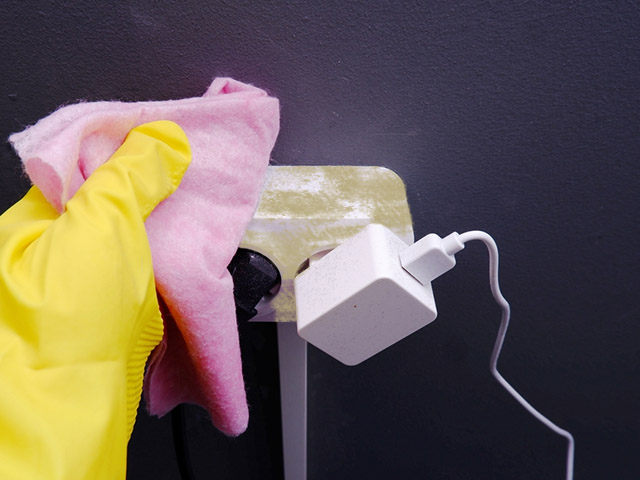 vệ sinh ổ điện bị dơ bằng cách dùng khăn lau