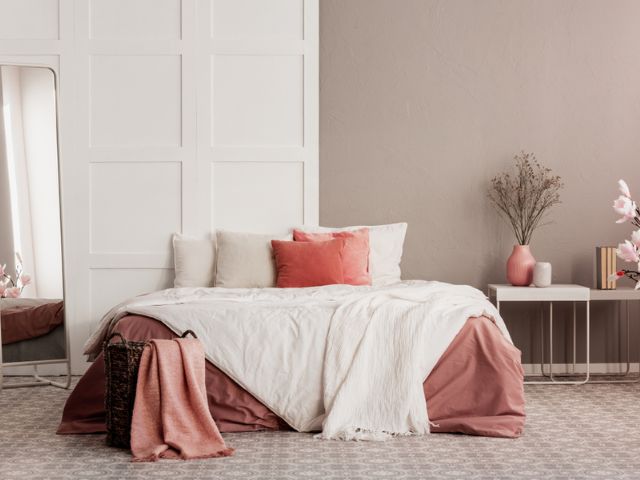Phòng ngủ màu hồng cho nữ thể hiện sự nhẹ nhàng, nữ tính