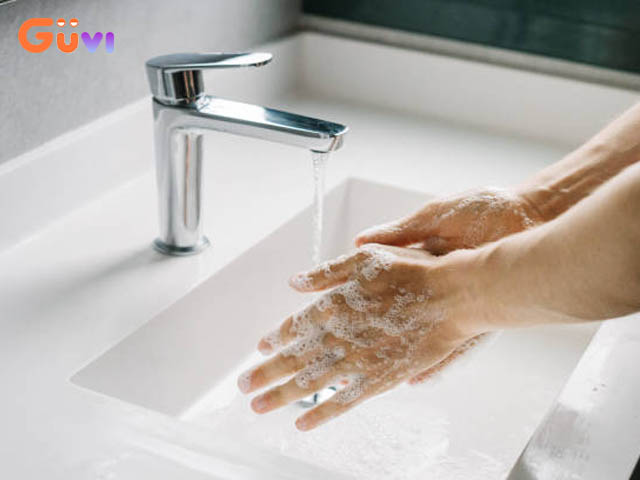 rửa tay bằng nước ấm và xà phòng