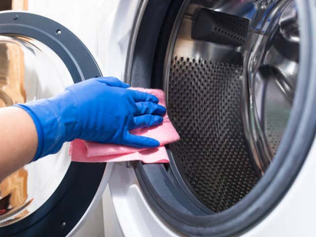 Cách vệ sinh máy giặt Electrolux vỏ ngoài